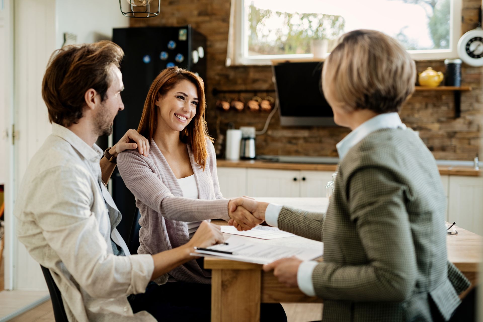 quickloanstexas couple shaking hands with financial advisor