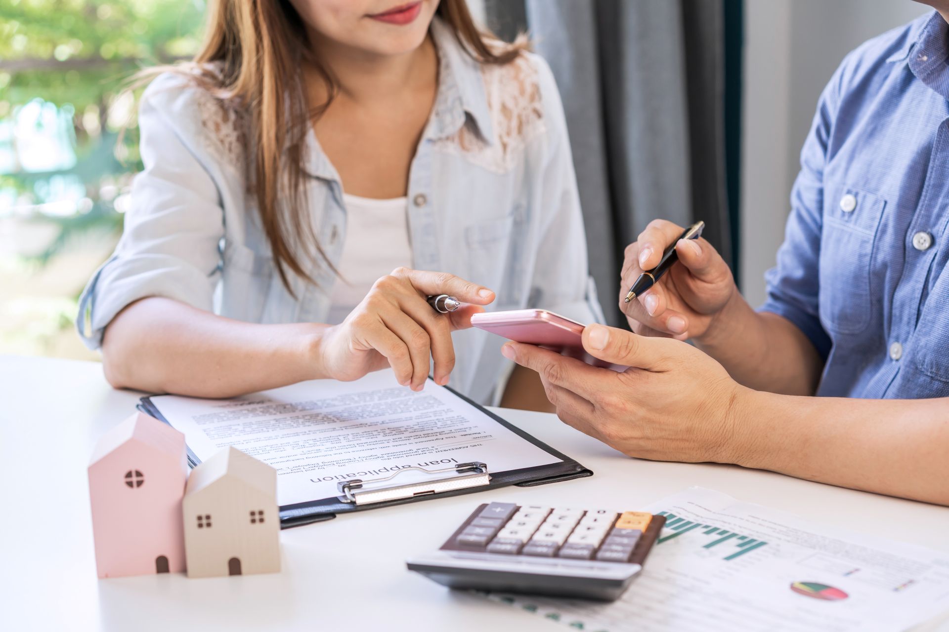 quickloanstexas loan application meeting with calculator